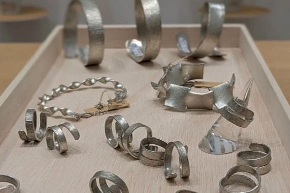 トピックス｜パーキンソン病の発症後、55歳から始めた錫作家 24日まで日本橋で個展 10月から福岡でも
